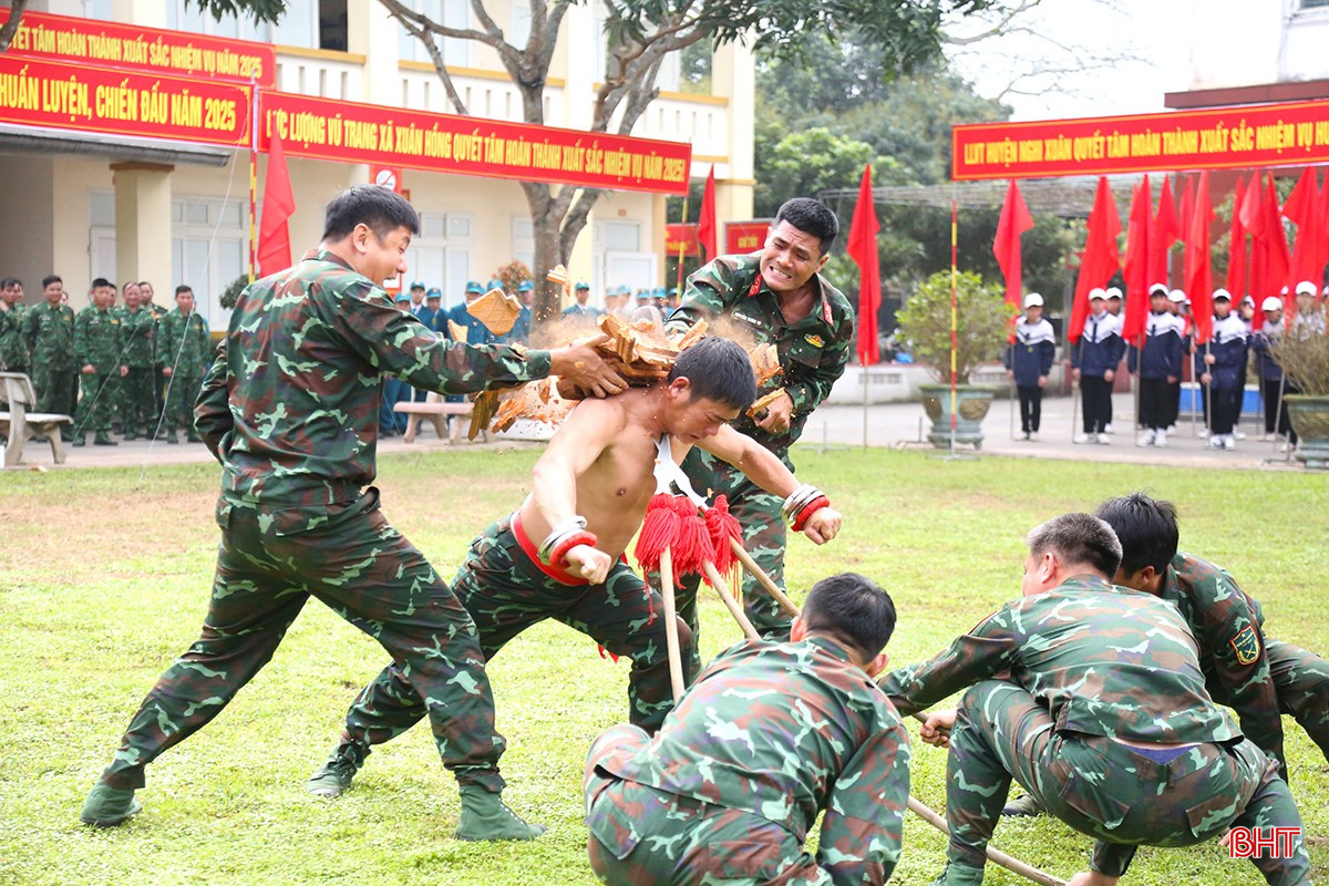 Màn biểu diễn khí công, công phá của lực lượng Thường trực Ban CHQS huyện Nghi Xuân.