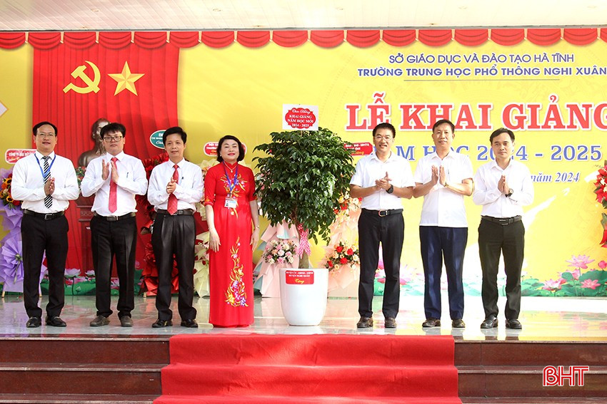 Chủ tịch UBND huyện Nghi Xuân Lê Anh Dũng tặng quà cho nhà trường.
