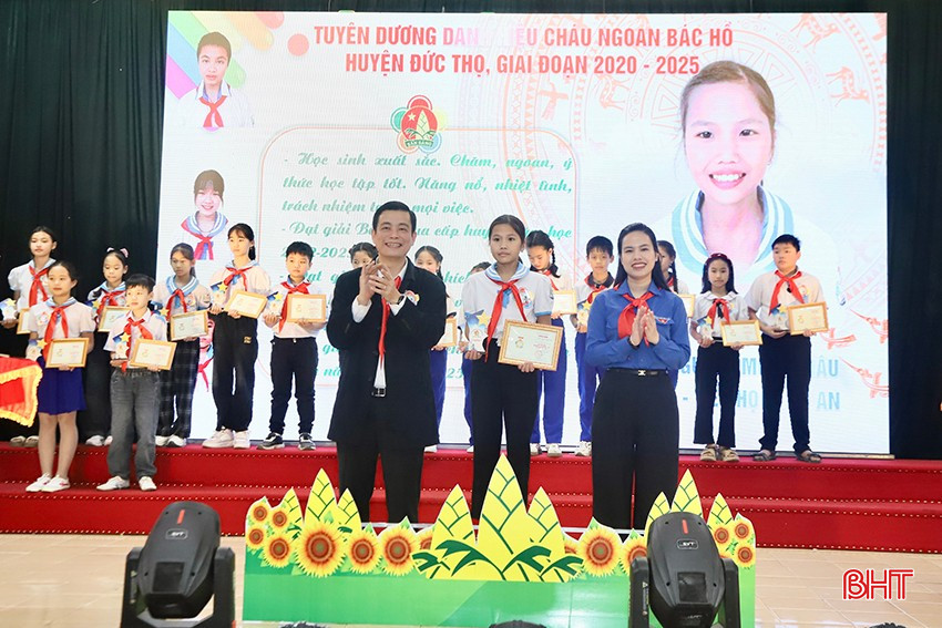 Bí thư Tỉnh đoàn Nguyễn Ny Hương và Bí thư Huyện uỷ Đức Thọ Nguyễn Thành Đồng trao biểu trưng, giấy chứng nhận Cháu ngoan Bác Hồ cho đội viên có thành tích xuất sắc.