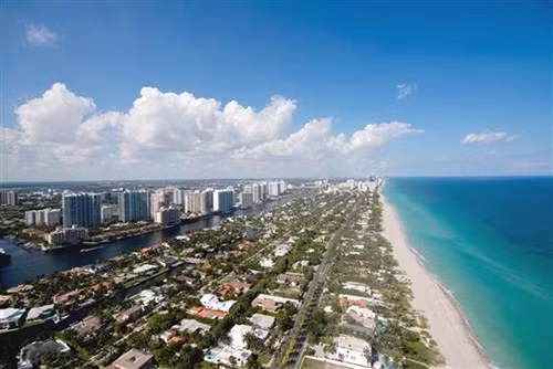 Tội phạm ở nước ngoài hay chọn cách mua các bất động sản vàng ở Miami, Mỹ, để che giấu những khoản lợi nhuận bất hợp pháp. Ảnh minh họa: Bloomberg