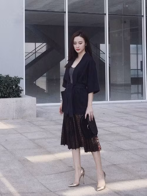 Angela Phương Trinh cũng sành điệu không kém nhưng theo đuổi phong cách nữ tính, kiêu kỳ.