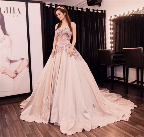Xuất hiện tại bán kết "Bước nhảy Hoàn vũ 2016", Hoa hậu Jennifer Phạm lộng lẫy như công chúa trong bộ đầm bồng bềnh lãng mạn, đậm chất cổ tích.