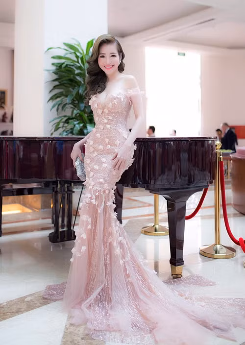 Elly Trần phô diễn đường cong nóng bỏng với thiết kế đuôi cá ôm khít, màu pastel ngọt ngào do Anh Thư sáng tạo.