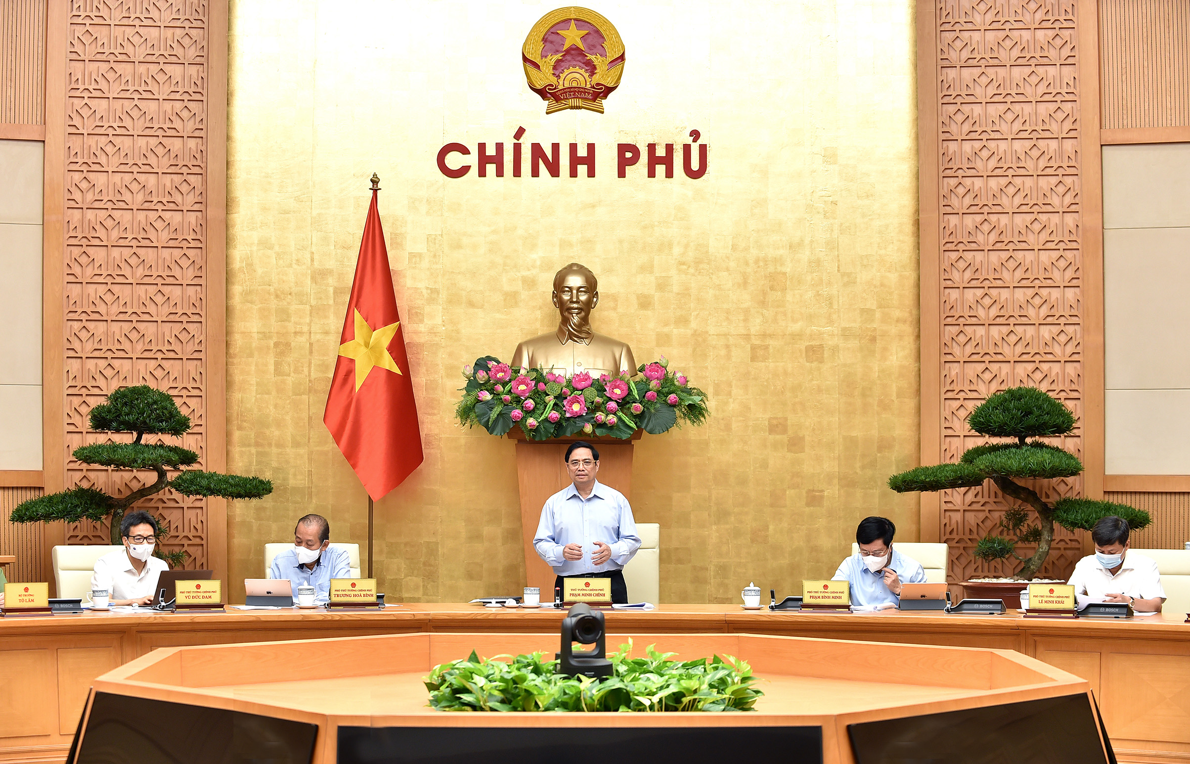 Thủ tướng Phạm Minh Chính phát biểu tại phiên họp Chính phủ - Ảnh: VGP/Nhật Bắc Chính phủ ban hành Nghị quyết về phòng, chống dịch Covid-19