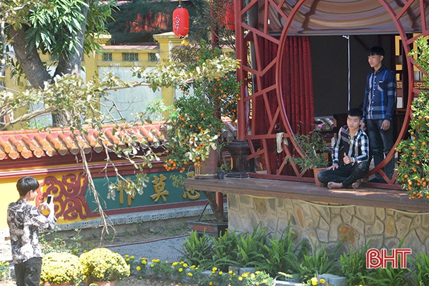 Đi lễ chùa Phổ Độ, nhiều người không đeo khẩu trang