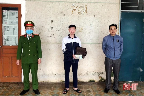 Một học sinh 12 ở Hà Tĩnh nhặt được hơn 30 triệu đồng, liền tìm người trả lại