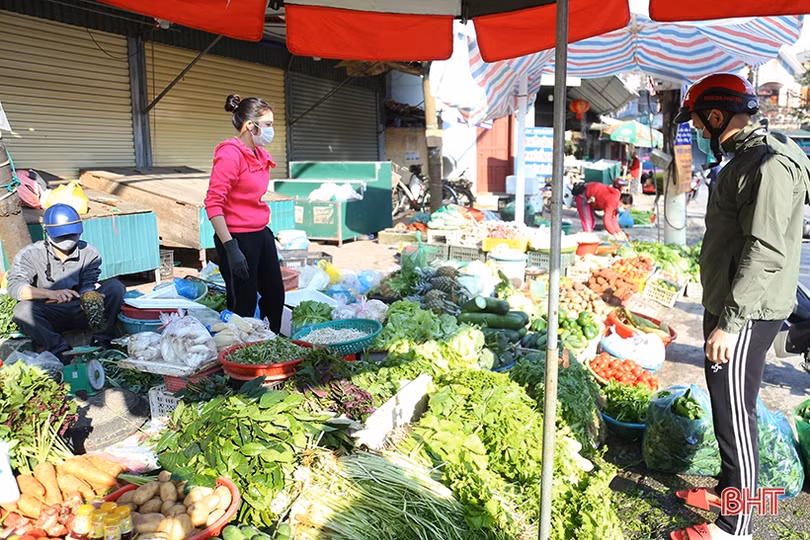 Tiểu thương Hà Tĩnh mở bán sớm, rau xanh đắt hàng