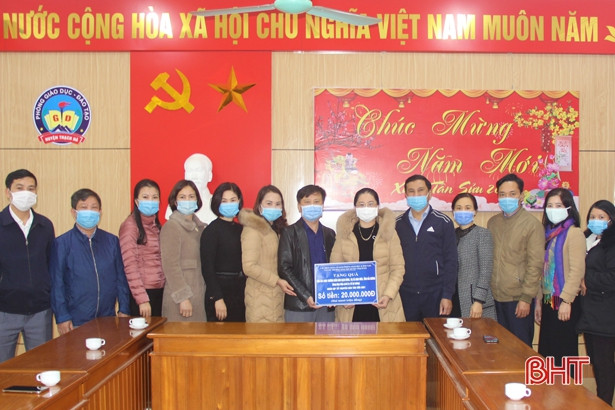 Giáo viên ở Thạch Hà góp 20 triệu đồng gửi tặng cô trò trường mầm non bị cách ly ở Hải Dương