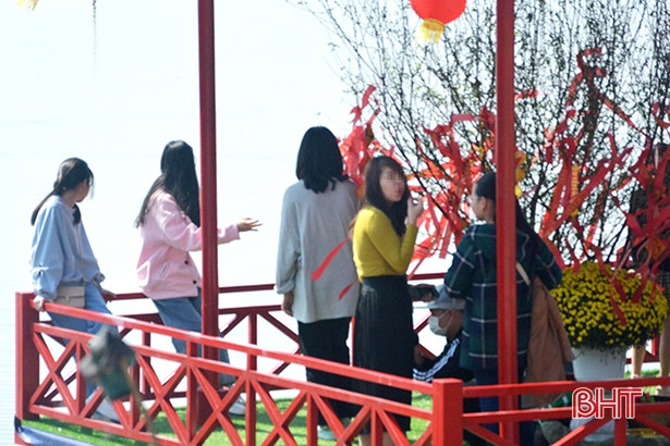 Đi lễ chùa Phổ Độ, nhiều người không đeo khẩu trang