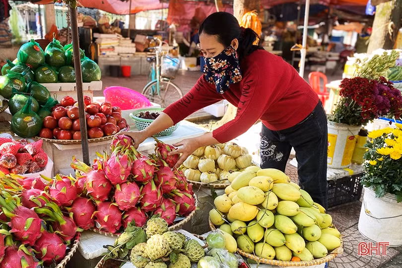 Tiểu thương Hà Tĩnh mở bán sớm, rau xanh đắt hàng