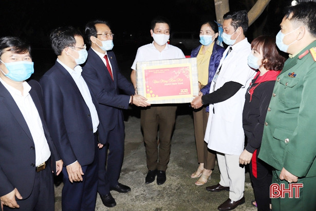 Lãnh đạo Nghi Xuân chúc mừng năm mới lực lượng trực tết