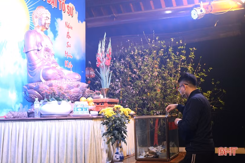 Người dân Thành Sen lễ chùa ngay sau giao thừa, không quên đeo khẩu trang phòng dịch