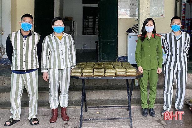 Phạm nhân gói bánh chưng, trang hoàng trại giam để đón tết