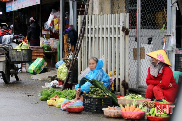 Nhiều người dân ở 2 đô thị lớn của Hà Tĩnh vẫn “quên” đeo khẩu trang nơi công cộng