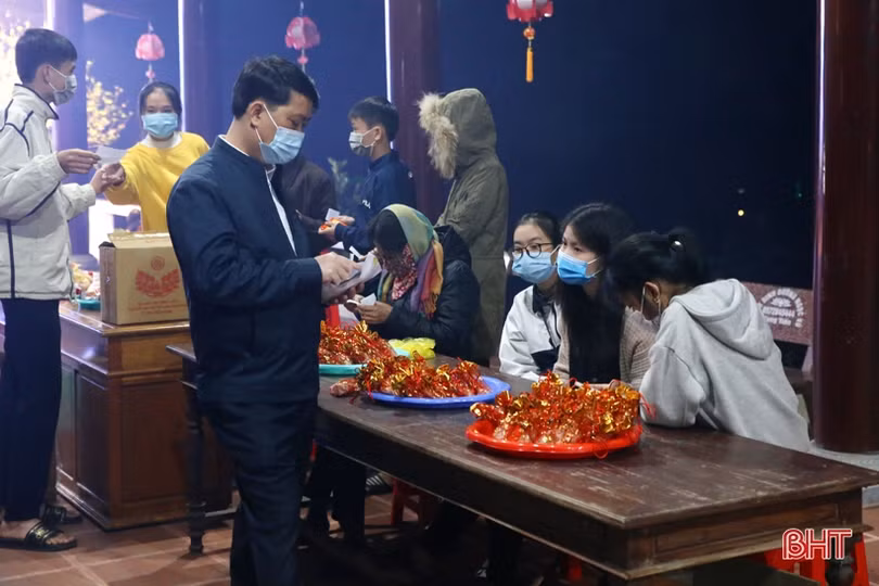 Người dân Thành Sen lễ chùa ngay sau giao thừa, không quên đeo khẩu trang phòng dịch