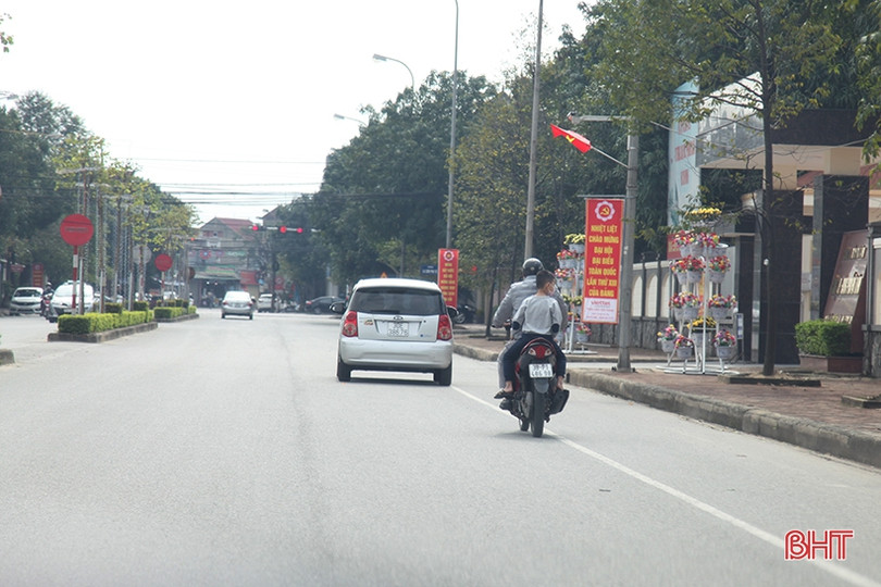 Nhiều người dân TP Hà Tĩnh “quên” đội mũ bảo hiểm khi ra đường ngày tết