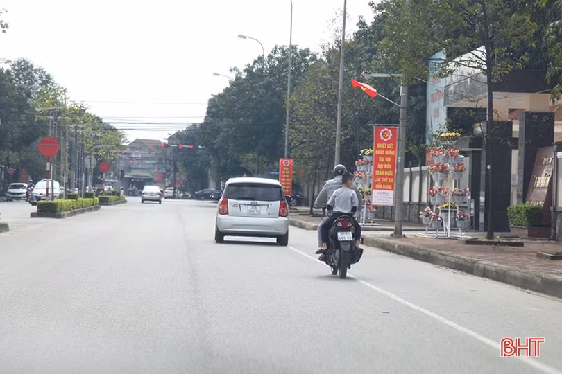 Nhiều người dân TP Hà Tĩnh “quên” đội mũ bảo hiểm khi ra đường ngày tết