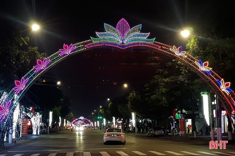 Ánh đèn màu rực rỡ đường xuân Hà Tĩnh