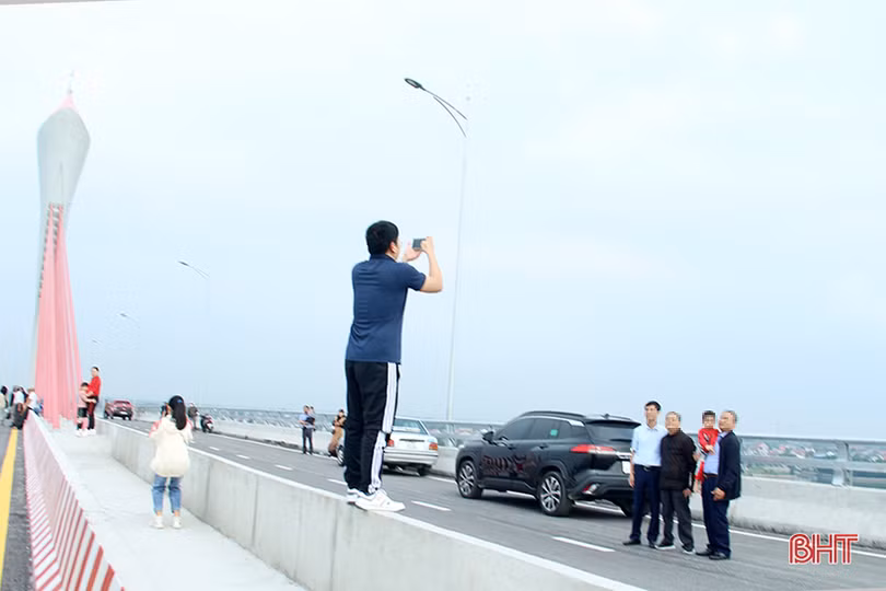 Bất chấp nguy hiểm, nhiều người “seo phì” trên cây cầu nối Nghệ An - Hà Tĩnh vừa hoàn thành
