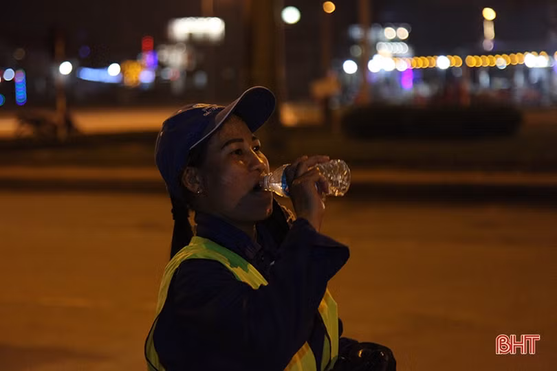 Giao thừa lặng lẽ của những người xuyên đêm dọn sạch phố phường