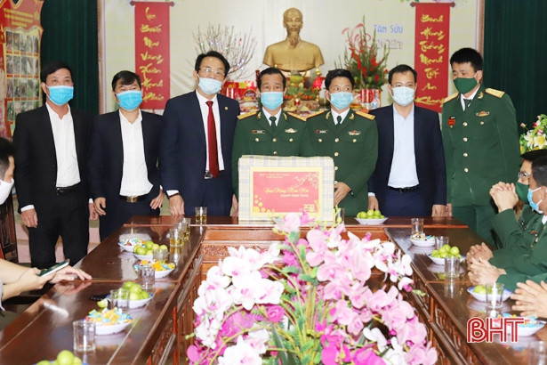 Lãnh đạo Nghi Xuân chúc mừng năm mới lực lượng trực tết