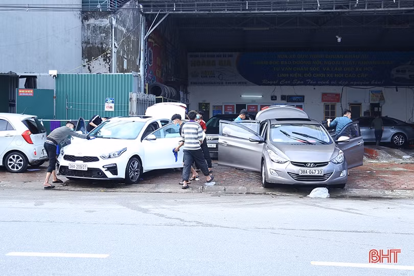 Nắng lên, dịch vụ vệ sinh xe ở Hà Tĩnh quá tải