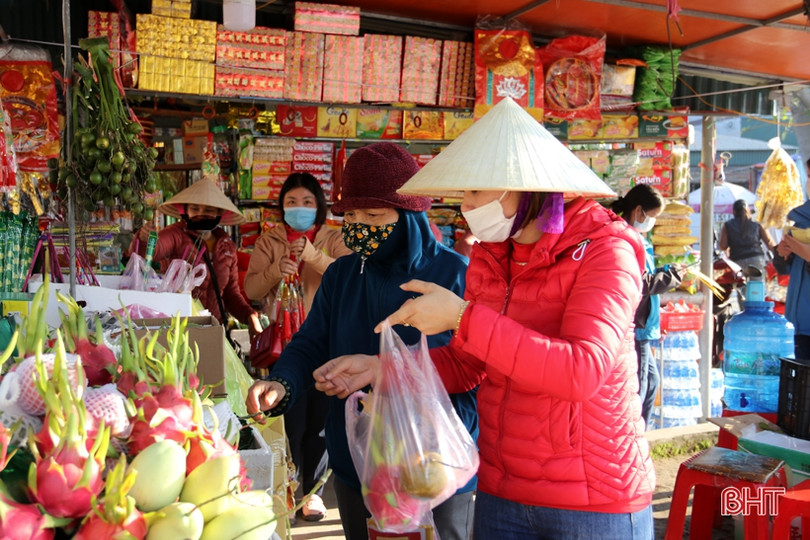 Gần 2 vạn du khách tới đền Bà Hải thực hiện nghiêm công tác phòng dịch