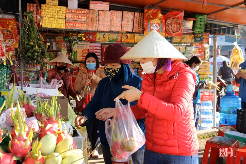 Gần 2 vạn du khách tới đền Bà Hải thực hiện nghiêm công tác phòng dịch