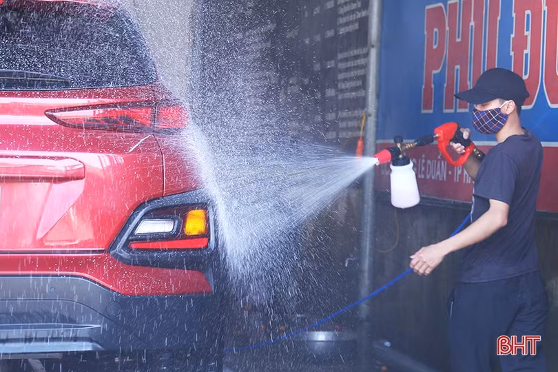 Nắng lên, dịch vụ vệ sinh xe ở Hà Tĩnh quá tải