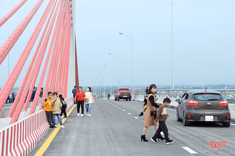 Bất chấp nguy hiểm, nhiều người “seo phì” trên cây cầu nối Nghệ An - Hà Tĩnh vừa hoàn thành
