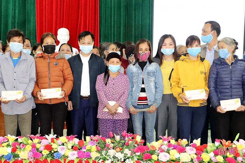 Trao 100 suất quà, bàn giao 6 nhà tình nghĩa cho hộ dân khó khăn ở Vũ Quang