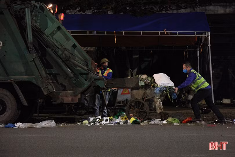 Giao thừa lặng lẽ của những người xuyên đêm dọn sạch phố phường