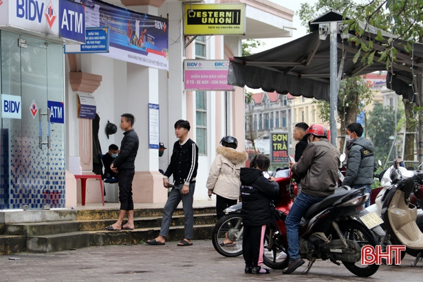 Nhiều người dân ở 2 đô thị lớn của Hà Tĩnh vẫn “quên” đeo khẩu trang nơi công cộng