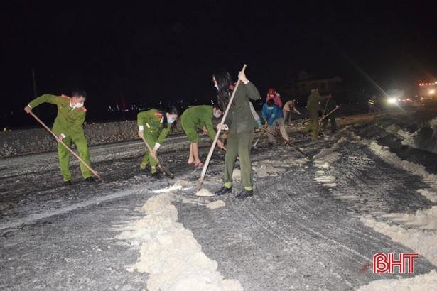 Hàng tấn bã bia rơi vãi trên QL 1A qua Hà Tĩnh trong đêm