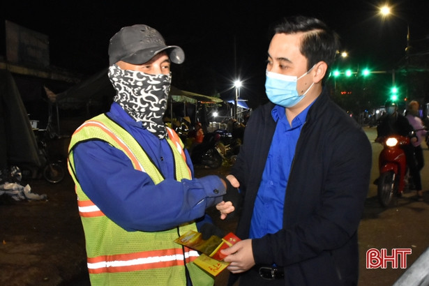 Tặng quà công nhân môi trường Hà Tĩnh đêm giao thừa Tân Sửu 2021