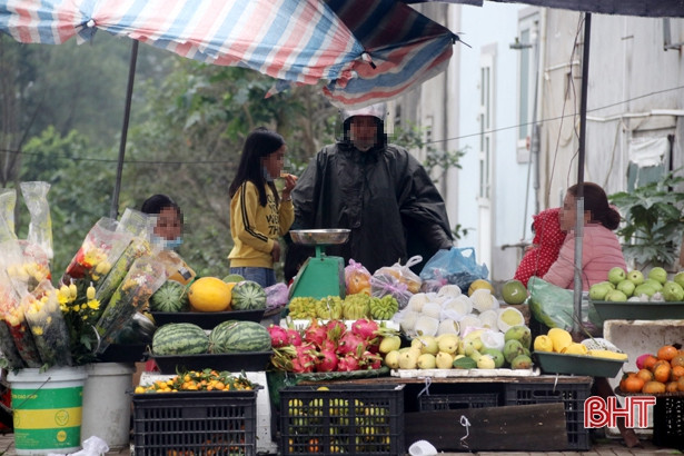 Nhiều người dân ở 2 đô thị lớn của Hà Tĩnh vẫn “quên” đeo khẩu trang nơi công cộng
