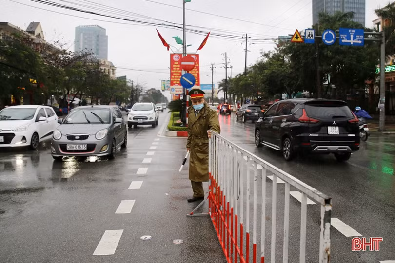 Gần 100 cán bộ, chiến sỹ Công an TP Hà Tĩnh dầm mưa điều tiết giao thông chiều 28 tết