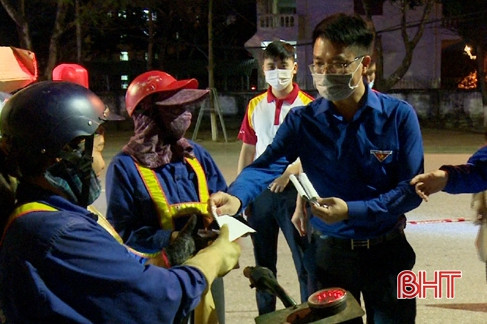 Tặng quà công nhân môi trường Hà Tĩnh đêm giao thừa Tân Sửu 2021