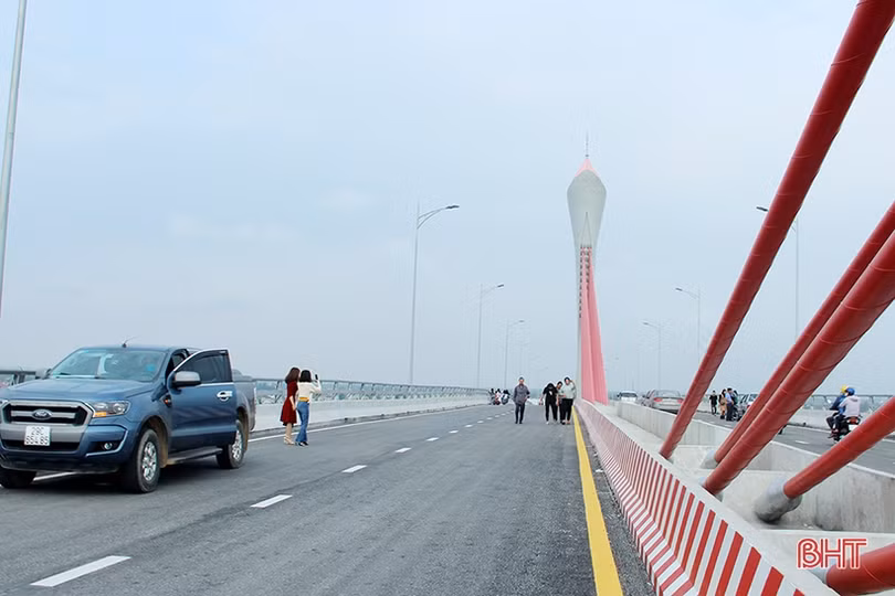 Bất chấp nguy hiểm, nhiều người “seo phì” trên cây cầu nối Nghệ An - Hà Tĩnh vừa hoàn thành