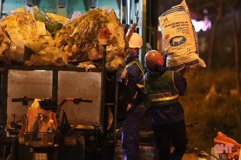 Giao thừa lặng lẽ của những người xuyên đêm dọn sạch phố phường