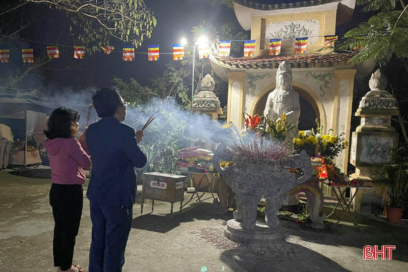 Người dân Thành Sen lễ chùa ngay sau giao thừa, không quên đeo khẩu trang phòng dịch