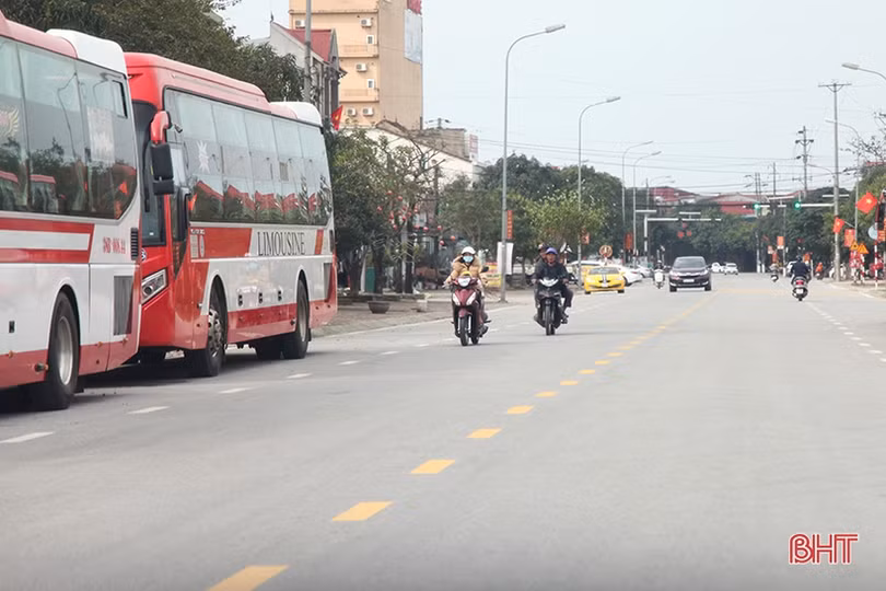 Nhiều người dân TP Hà Tĩnh “quên” đội mũ bảo hiểm khi ra đường ngày tết