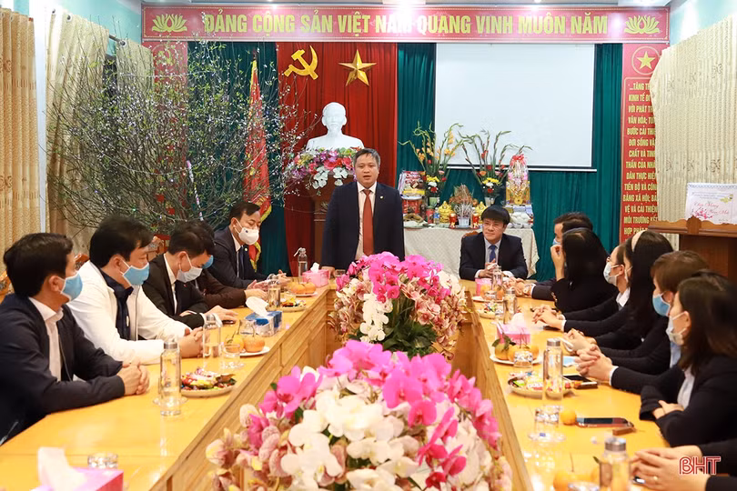 Chủ tịch UBND tỉnh Trần Tiến Hưng chúc tết Công ty CP Môi trường & Công trình đô thị Hà Tĩnh