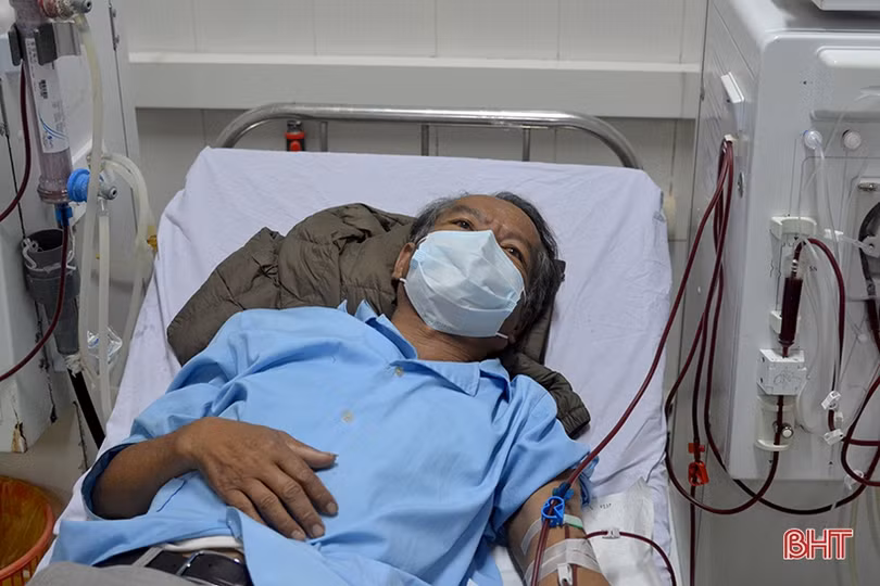 Bệnh nhân chạy thận tại BVĐK Hà Tĩnh trong ngày đầu tiên của năm mới