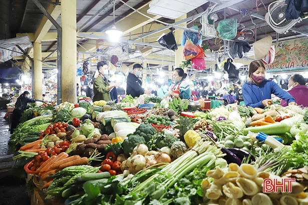 Thực phẩm ngày cận tết ở Hà Tĩnh: Hàng thịt tăng nhẹ, rau khá rẻ!