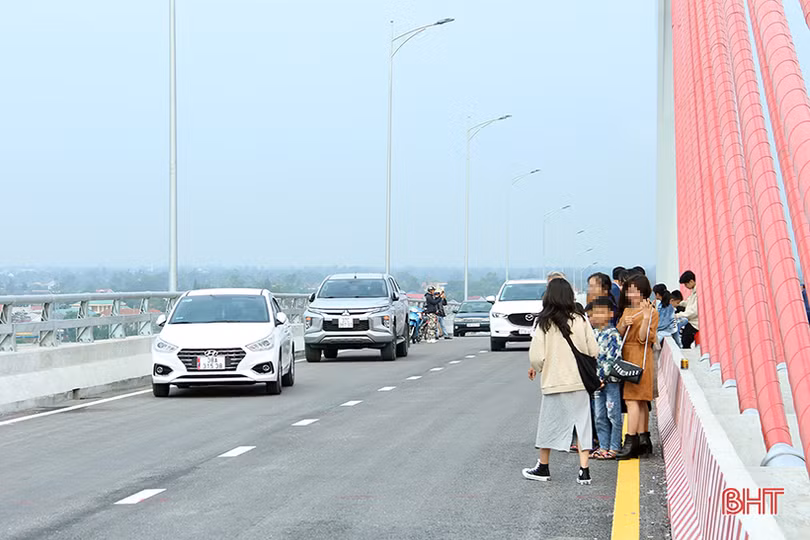 Bất chấp nguy hiểm, nhiều người “seo phì” trên cây cầu nối Nghệ An - Hà Tĩnh vừa hoàn thành