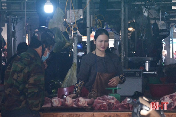 Nhiều người dân ở 2 đô thị lớn của Hà Tĩnh vẫn “quên” đeo khẩu trang nơi công cộng
