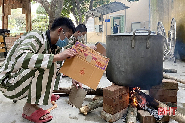 Phạm nhân gói bánh chưng, trang hoàng trại giam để đón tết