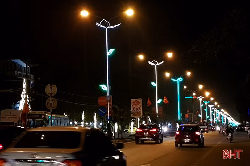 Ánh đèn màu rực rỡ đường xuân Hà Tĩnh