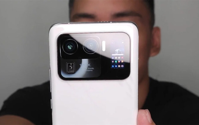 Điện thoại có màn hình phụ cạnh camera